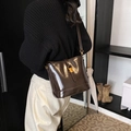 Vintage dunkelbraune Beuteltasche aus Glänzendem Leder mit goldener Schnalle und Riemen - Kaffeebraun