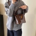 Retro dunkelbraune Beuteltasche aus glänzendem Wachsleder mit goldener Schnalle - Braun
