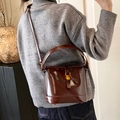 Dunkelbraune Vintage-Eimertasche aus Leder mit Tragegriff und Goldverschluss - Rot