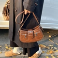 Braune Retro-Schultertasche aus Kunstleder mit silberner Schnalle im Y2K-Stil - Braun