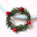 Dettaglio di un portatovagliolo natalizio con bacche rosse e aghi di pino su un piatto bianco - Stile di Natale Bacche Rosse e Aghi di Pino (Stile 2)