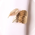 Elegante servilletero dorado con diseño de pluma texturizada en bandeja blanca - Estilo Hoja Dorada