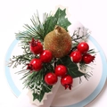 Servilletero navideño con bayas rojas, piñas doradas y agujas de pino verde en un plato - Pera