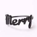 Mattschwarzer Serviettenring mit merry Schriftzug für festliche Tischdekorationen - Merry Schriftzug