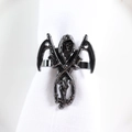 Rond de serviette main de squelette d'Halloween en métal noir sur serviette blanche - Style Faucheuse (2)