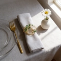 Rond de serviette doré élégant avec gardénias blancs et feuilles vertes sur serviette en lin - Gardénia