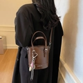 Borsa a secchiello retrò in pelle marrone scuro con ciondoli creativi e dettagli argento - Con Ciondolo / caffè