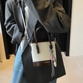 Secchiello vintage in pelle crema e marrone con tracolla e ciondolo a pallina - Con Ciondolo / Bianco Sporco