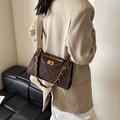 Schicke dunkelbraune gesteppte Leder-Schultertasche mit goldener Kette und Verschluss - 28*5*16.5 / Braun