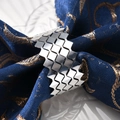 Portatovagliolo ondulato in metallo argentato spazzolato con design moderno a zigzag - Stile aperto a dente di sega a onda / Argento