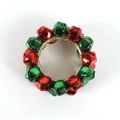 Detail eines weihnachtlichen Serviettenrings mit polierten roten und grünen Metallglocken - Rot Und Grün Glöckchen-Stil