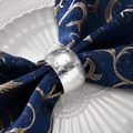Dettaglio portatovagliolo in argento con rose su tovagliolo ricamato in blu navy scuro - Argento