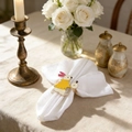 Rond de serviette lapin mignon avec manteau jaune pour décoration de table de Pâques - Lapin avec horloge