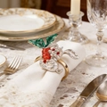 Rond de serviette lapin de Pâques et carotte sur nappe blanche décor de table chic - Lapin tenant une carotte