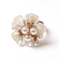 Rond de serviette rose avec pétales crème et perles pour décoration de mariage - Style Fleur de Perle Blanc Crème / Ivoire