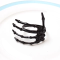 Gothic zwarte skelethand servetring op wit bord voor Halloween tafeldecoratie - Zwarte Skelet Hand Servetring / Zwart