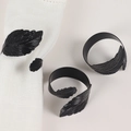 Elegantes servilleteros de metal negro mate con texturas de hojas detalladas - Negro