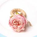 Rond de serviette avec rose rose et base tressée pour décoration de table romantique - Rose Rose
