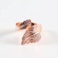 Servilletero de metal en oro rosa con diseño de hojas y acabado pulido fino - Rosa oro
