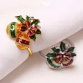 Servilletero de campana navideña con acebo verde en acabados de metal dorado y plateado - Campana de Navidad Dorada con Lazo
