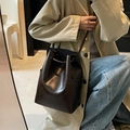Minimalistische dunkelbraune Eimer-Tasche aus Leder mit Kordelzug und Schultergurt - Kaffeebraun