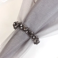 Gros plan de ronds de serviette en cristal gris foncé sur tissu pour décor de table - Gris Minerai