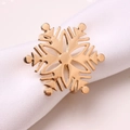 Elegante servilletero de copo de nieve dorado con perla sobre tela blanca para la mesa - Copo de Nieve Dorado