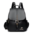 Schwarzer Damen-Lederrucksack mit Känguru-Logo und goldenem Katzenanhänger-Detail - Schwarz