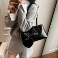 Borsa Boston vintage in pelle nera con portamonete a cuore e sottili spallacci eleganti - Nero