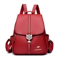 Schicker roter Damenrucksack aus Kunstleder mit Katzenanhänger und Känguru-Metalllogo - Rot