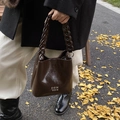 Dunkelbraune Ölwachs-Leder Eimertasche mit glänzendem Harz-Kettengriff für Damen - Kaffeebraun