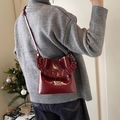 Vintage bordeauxfarbene Eimer-Tasche aus Glattleder mit stilvoller Kette - Rot