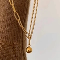 Collana a doppio strato in acciaio al titanio dorato con catena a graffetta e ciondolo - Oro (B6565)