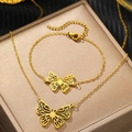 Elegante set di collana e bracciale a farfalla dorata con design in filigrana traforata - Set Farfalla Traforata Dorata (N2999-SETS)