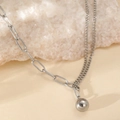 Collana argento con maglie a graffetta e cubane con pendente a sfera in metallo lucido - Argento (B6566)