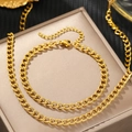 Goldfarbenes Edelstahl-Panzerketten-Set aus Halskette und Armband auf einer Seidenbox - Goldhalskette Armband Set (C4653)