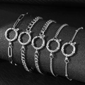 Détail de bracelets en acier argenté avec mailles gourmette et trombones et fermoir - Style Argenté (C6692)