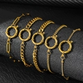 Détail de cinq bracelets en acier inoxydable plaqué or 18 carats avec fermoirs à ressort - Style Doré (C6691)