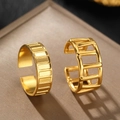 Anelli aperti minimalisti in acciaio dorato con motivi geometrici e design traforato - Set Oro Goffrato Rettangolare Cavo Geometrico (C7079)