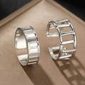 Set di due anelli aperti in acciaio al titanio color argento con trame geometriche - Set Argento Goffrato Rettangolare Cavo Geometrico (C7080)