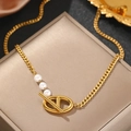 Elegante goldene Perlenkette mit schickem Schweinenasenverschluss auf Schmuckkästchen - Gold Stil (B5171)