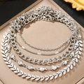 Detail eines silbernen Boho-Fußkettchen-Sets mit Herz und Blatt auf Samtunterlage - Silber Set (C6640)