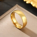 Gros plan d'une bague minimaliste en acier inoxydable doré sur un coffret en velours - US 6 / Doré