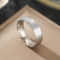Bague minimaliste en acier inoxydable argenté avec finition polie sur support bijoux - US 6 / Argenté