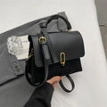 Borsa a mano nera minimalista con inserti in camoscio e chiusura dorata ovale - Nero