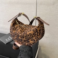 Modieuze hobo-tas met luipaardprint, verstelbare leren riem en gouden details - Bruin