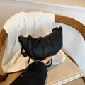 Mini sac croissant noir à texture litchi avec détails plissés et bandoulière fine - Noir