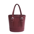 Mini sac seau bordeaux en cuir grainé avec poignées supérieures et détails de sangles - Rouge