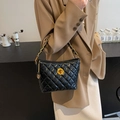 Borsa trapuntata nera con catena dorata e cuciture a rombi dal design vintage elegante - Nero