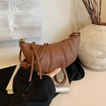 Sac croissant marron texture lychee avec bandoulière nouée et détails dorés - Marron